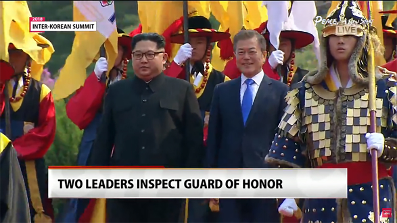 Ảnh: Ông Kim Jong-un là lãnh đạo đầu tiên của Triều Tiên tham gia duyệt đội nghi thức Hàn Quốc Ảnh: Ông Kim Jong-un là lãnh đạo đầu tiên của Triều Tiên tham gia duyệt đội nghi thức Hàn Quốc